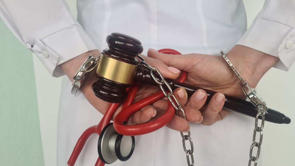 Esercizio abusivo della professione: cos’è il reato ex art. 348 c.p.