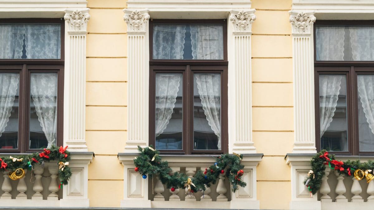 Addobbi di Natale in condominio: regole, divieti e spese