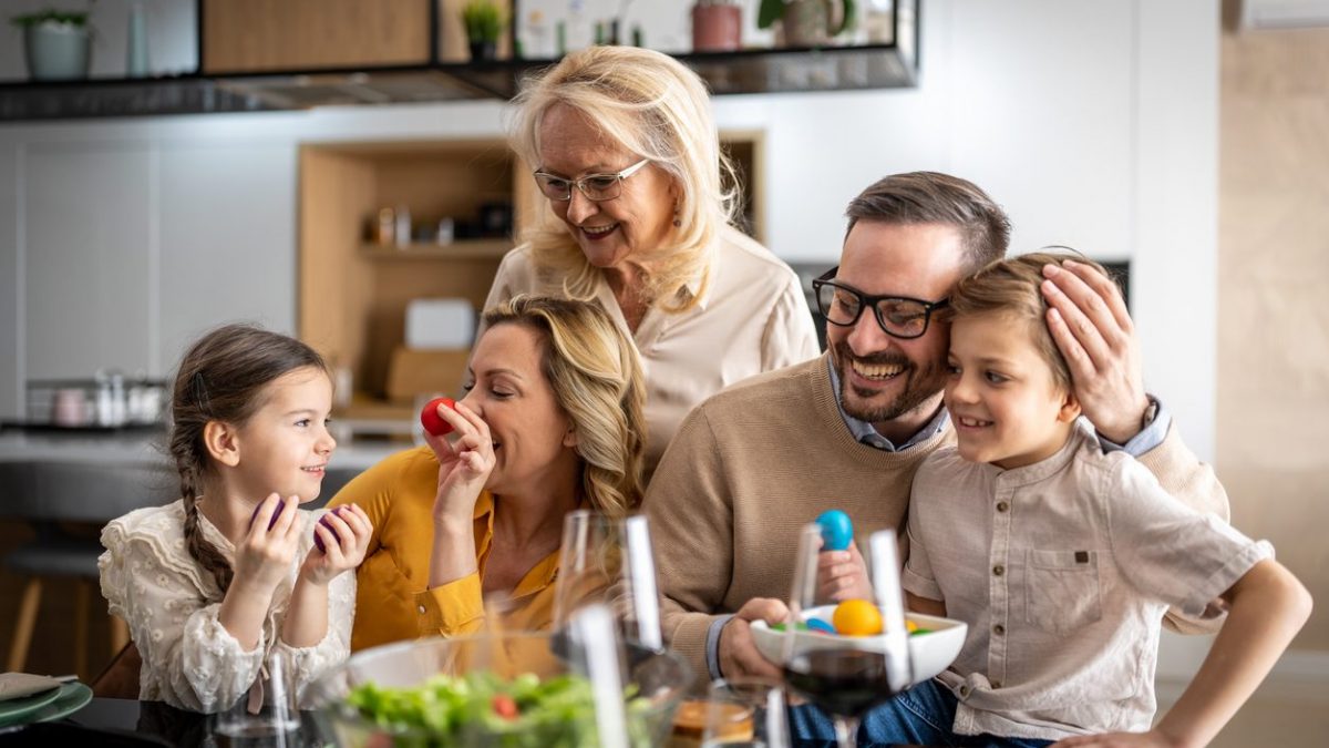 Pasqua e Pasquetta 2024 in busta paga come vengono pagate per operai e impiegati