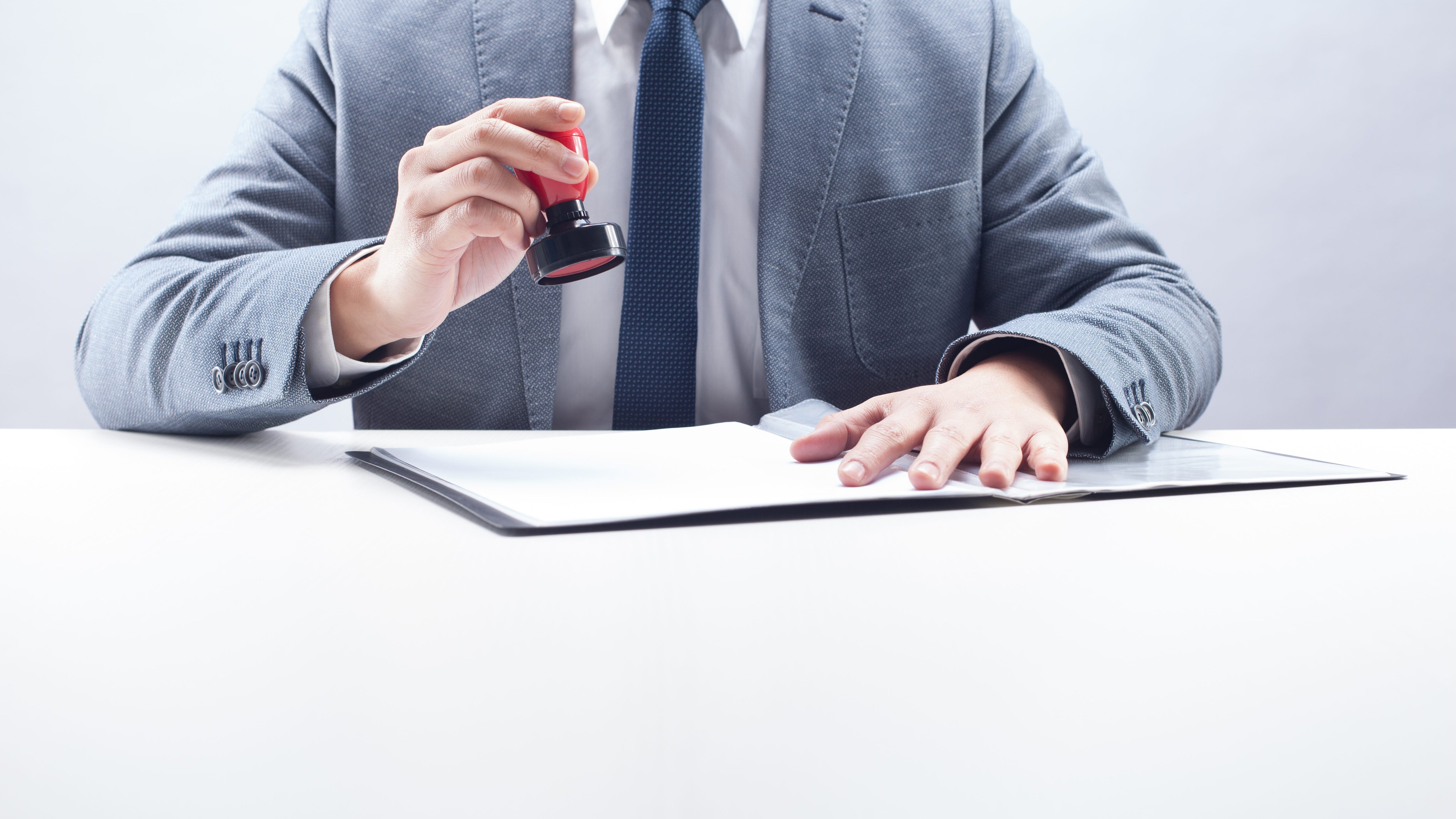 Rifiuto e omissione di atti d’ufficio: cos’è, quando si configura e come è punito l’art. 328 c.p.