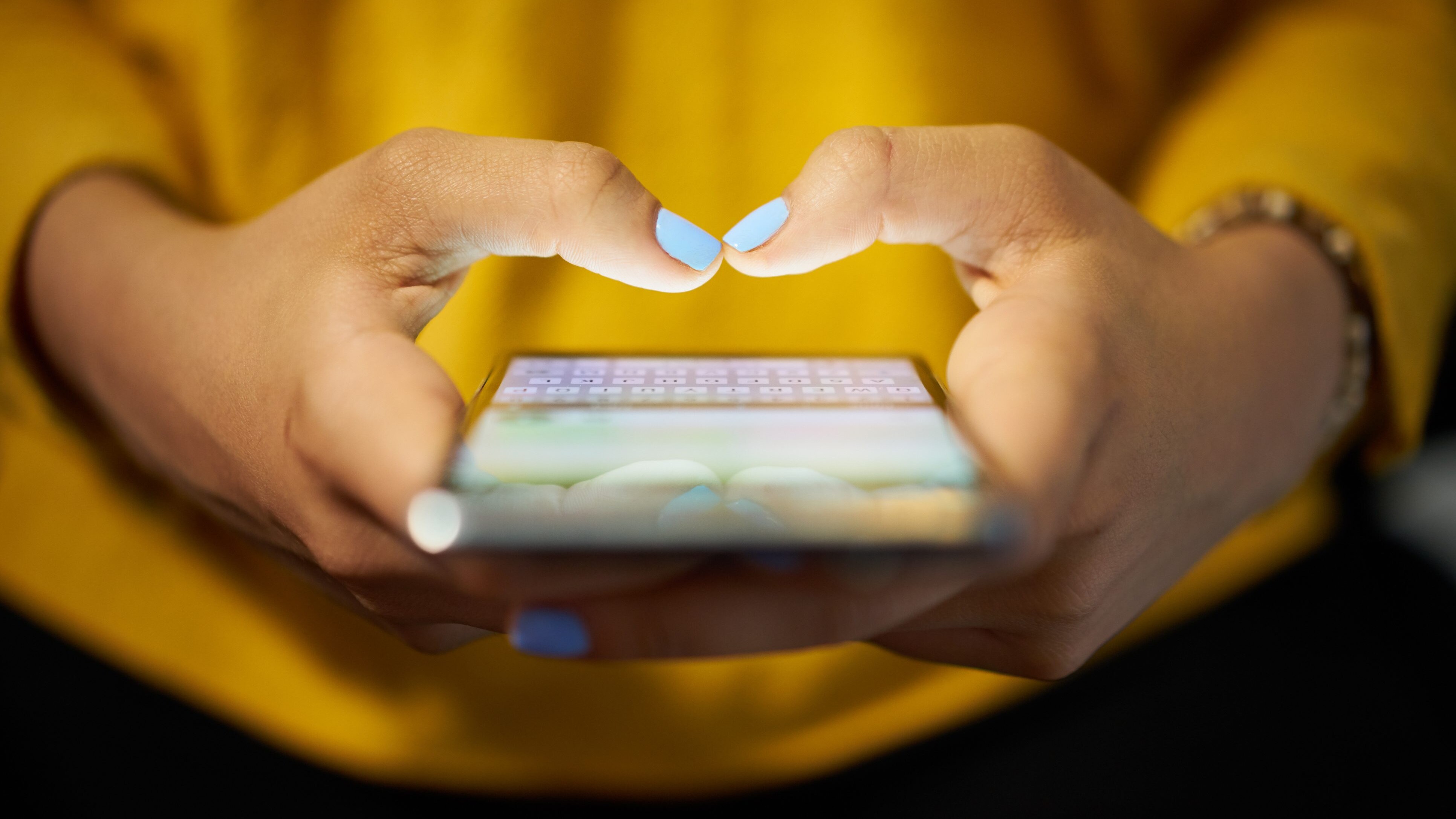 Il messaggio denigratorio inviato a più persone nelle singole chat social non è diffamazione