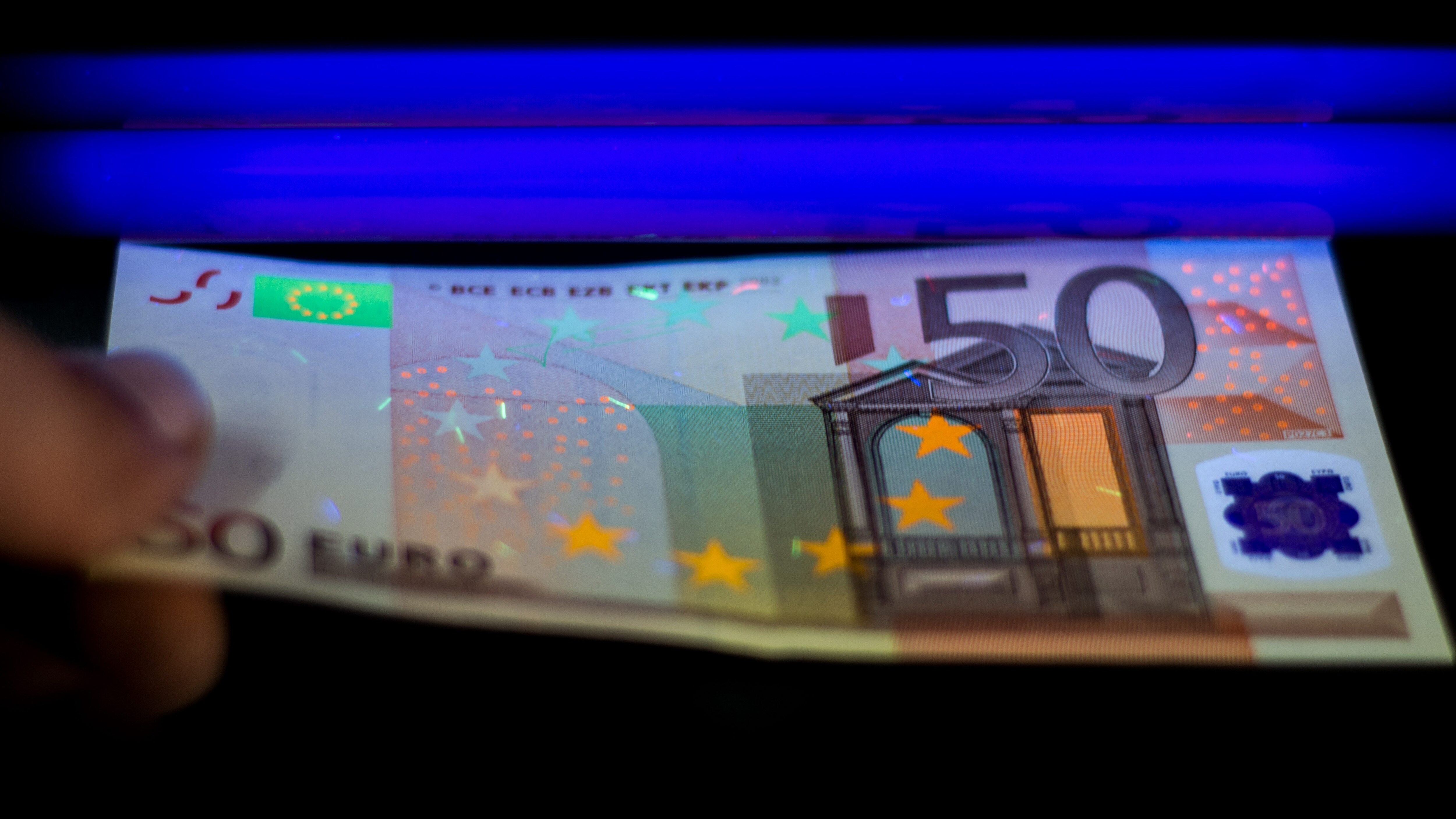 Cosa succede e quanto si rischia se si paga con banconote false