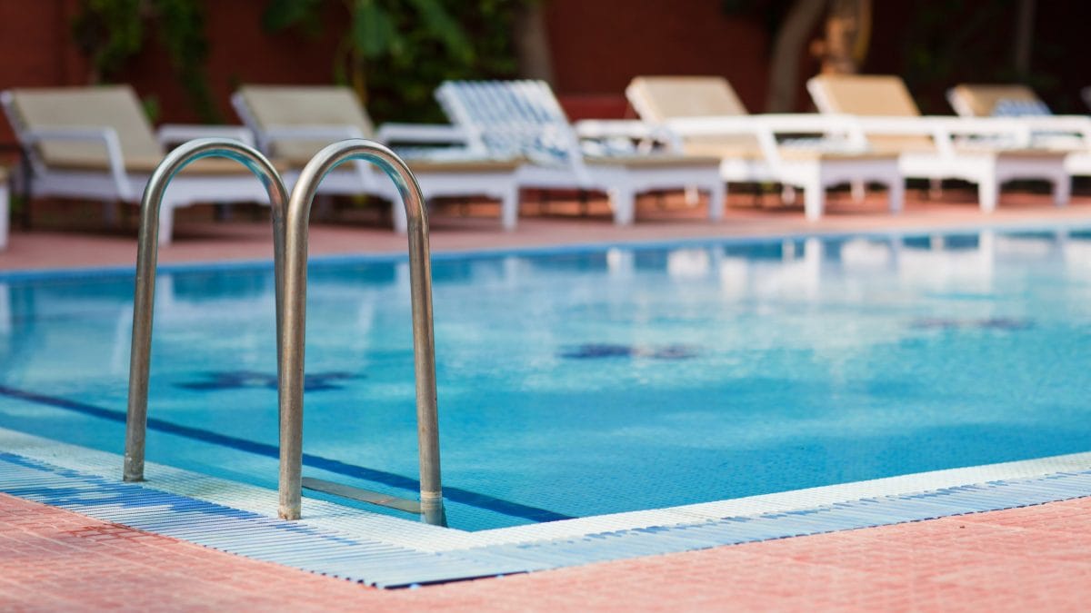 Piscina condominiale, le spese di manutenzione si pagano in base ai millesimi e non in parti uguali