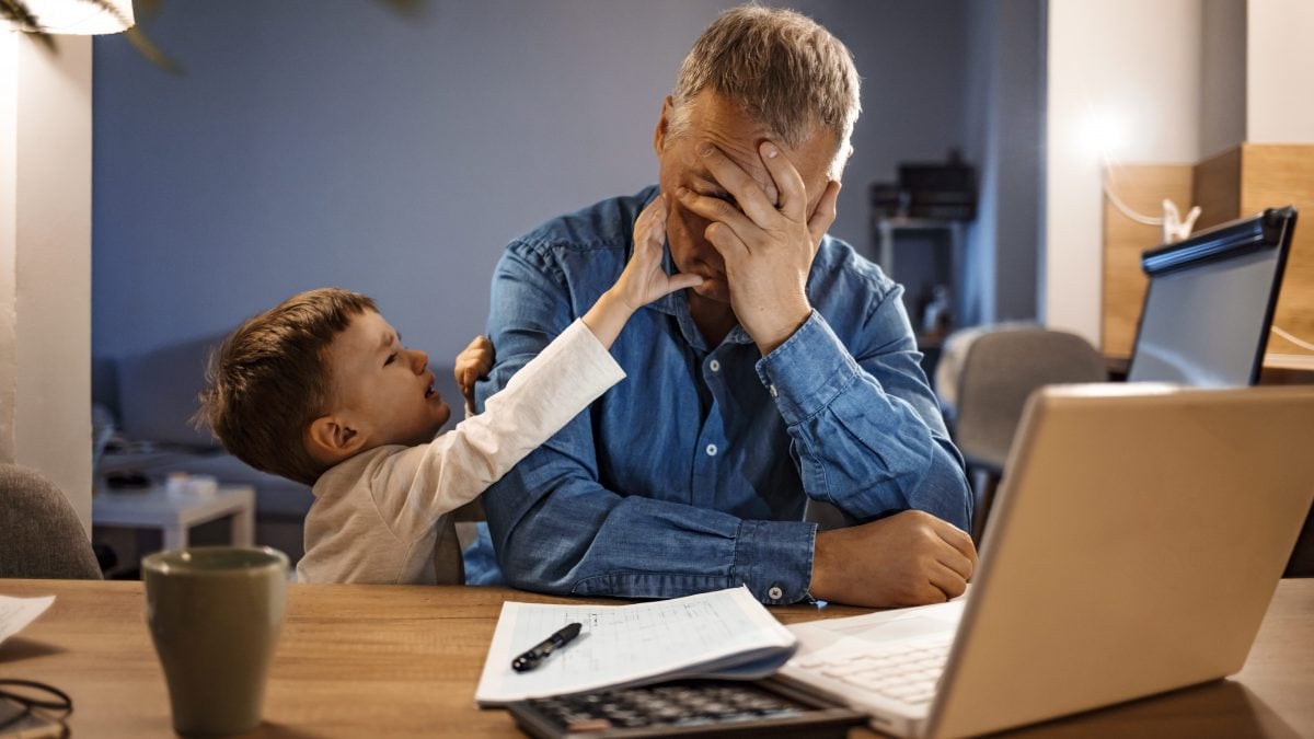 Vacanze con i genitori separati: i figli hanno diritto a trascorrere tempo con il genitore senza continui impegni lavorativi
