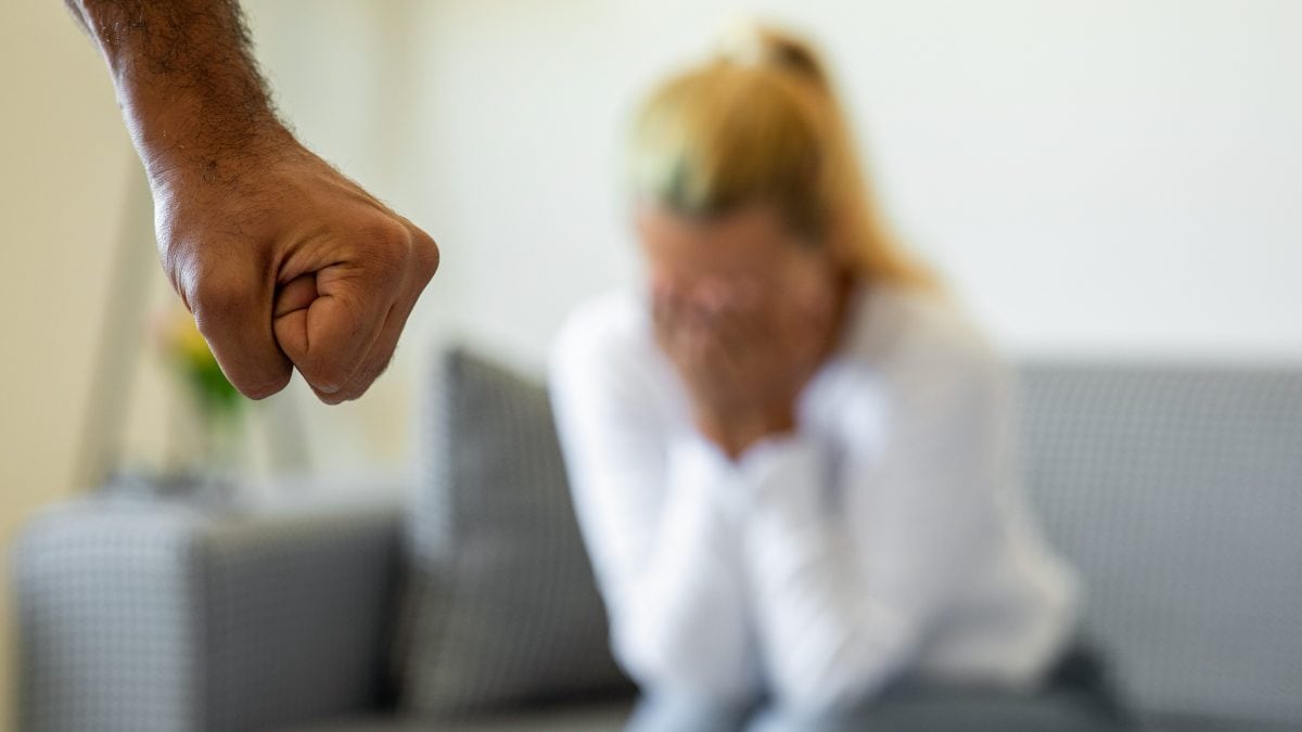 Abbandono del tetto coniugale, niente addebito se la moglie va via perché vittima di maltrattamenti