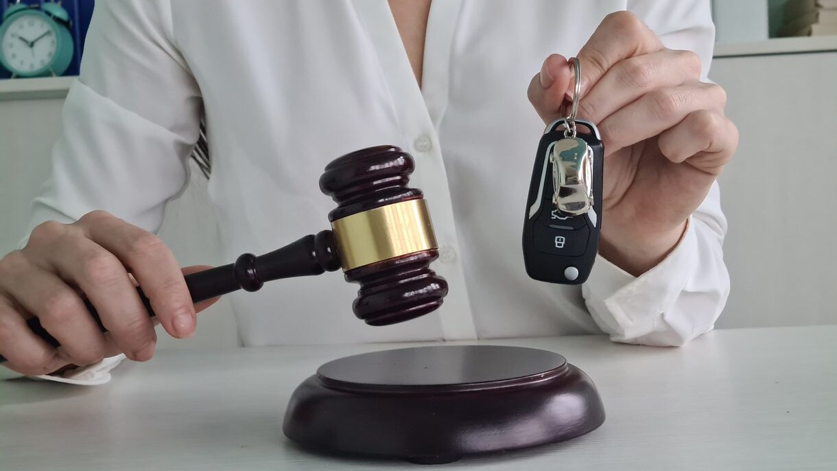 No alla revoca automatica della patente in caso di fermo amministrativo dell’auto