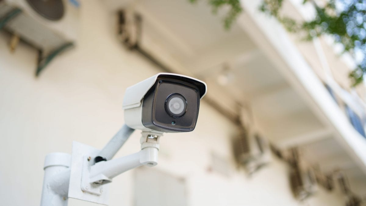 Videosorveglianza, è possibile installare la telecamera se riprende anche il vicino