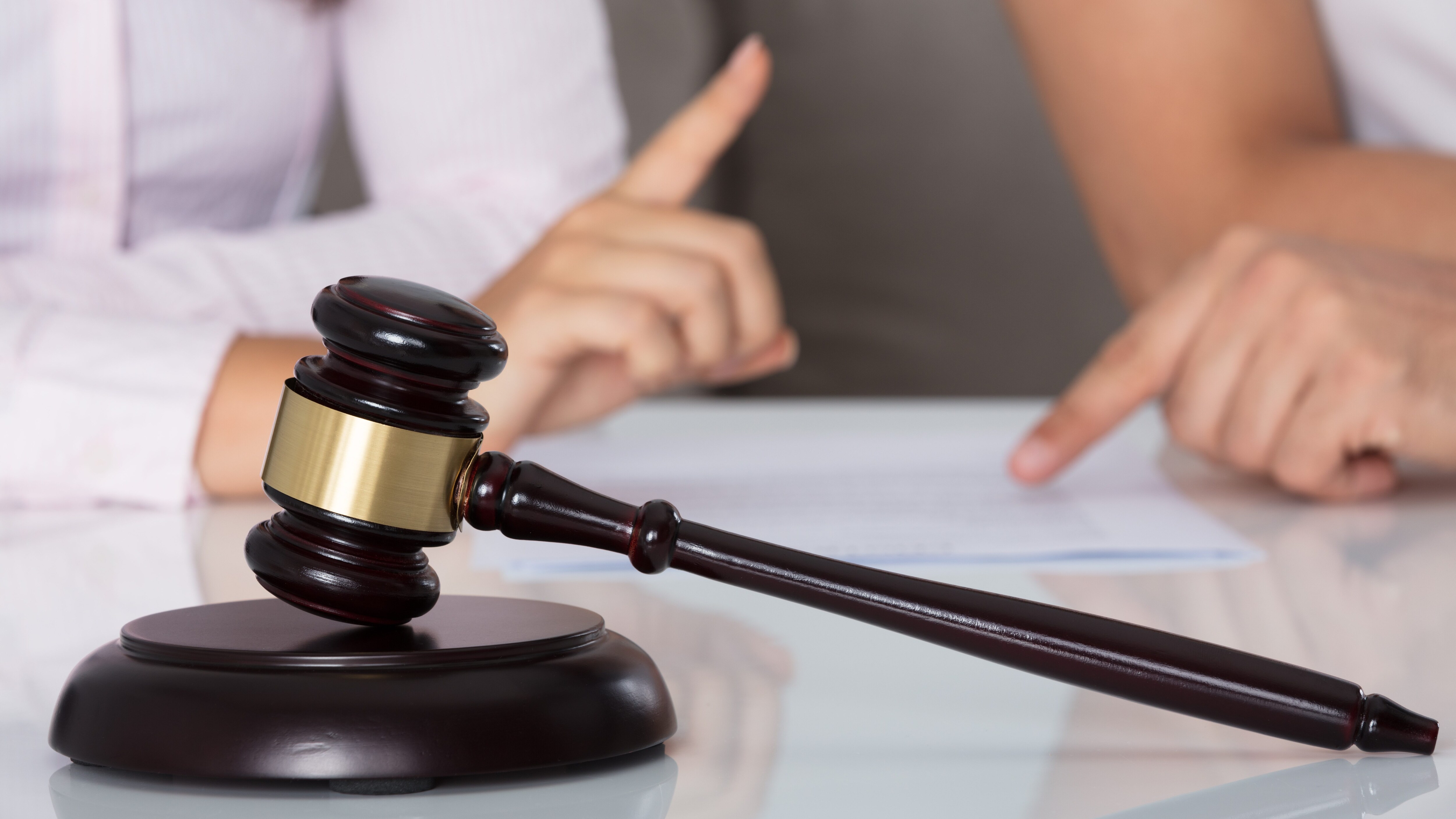 Procura conferita a due avvocati, il compenso spetta solo a chi ha ricevuto anche il mandato