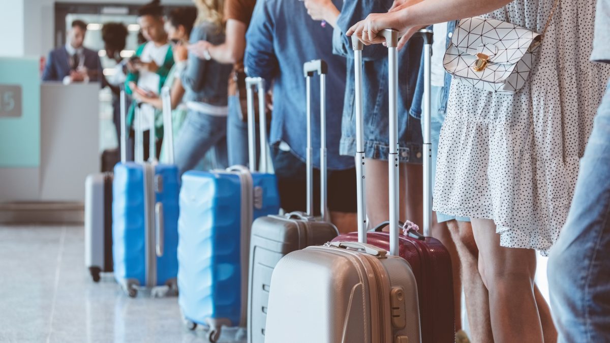 Volo in ritardo causato dai lunghi tempi di attesa per il carico dei bagagli, spetta il risarcimento?