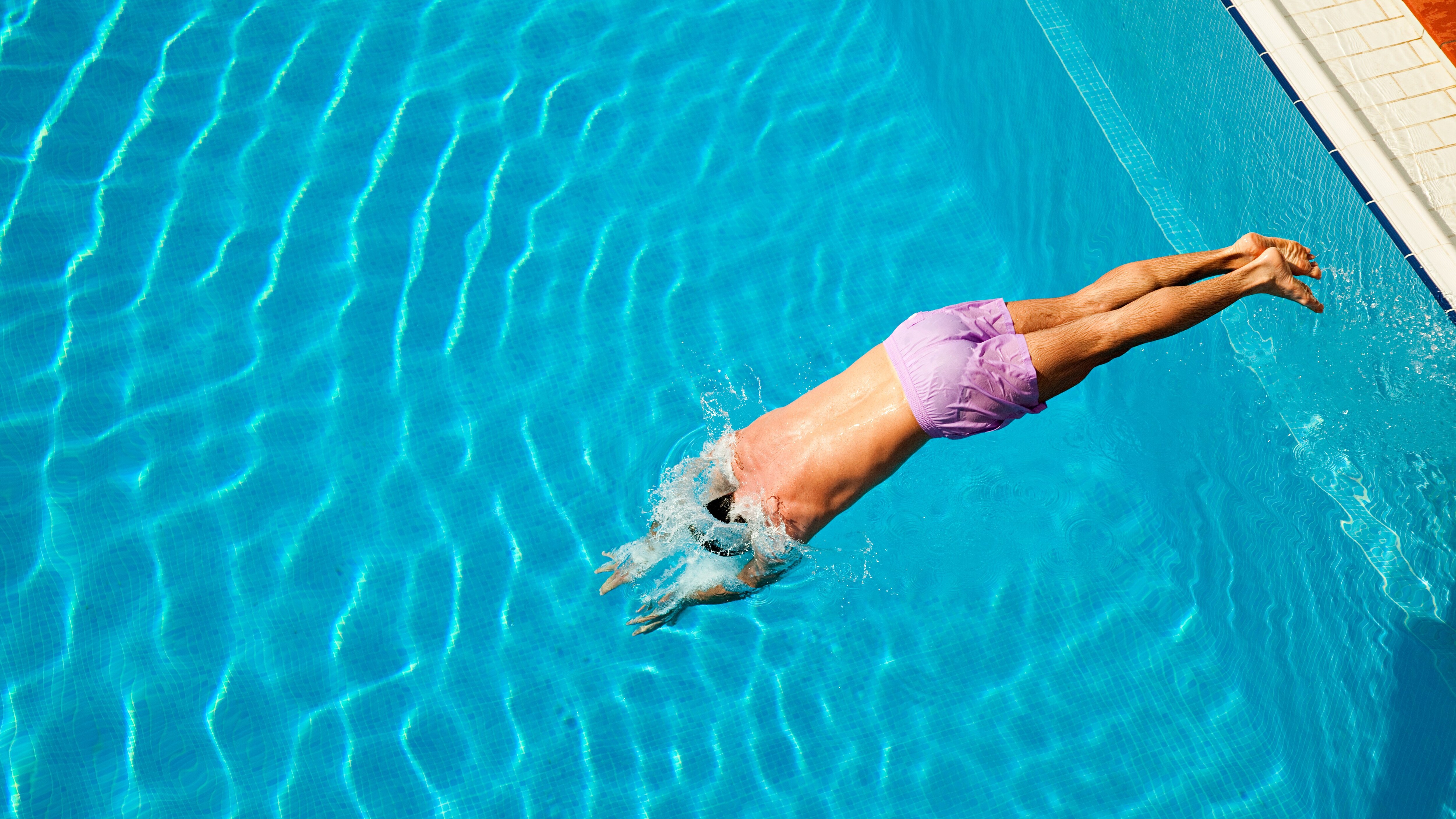 Piscina, incidente per un tuffo in acqua bassa: spetta il risarcimento?