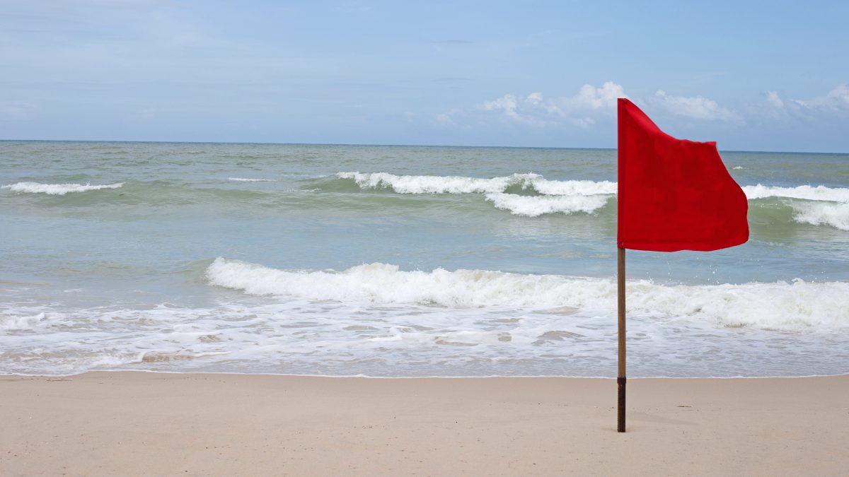 Fare il bagno con la bandiera rossa: si rischia la multa?