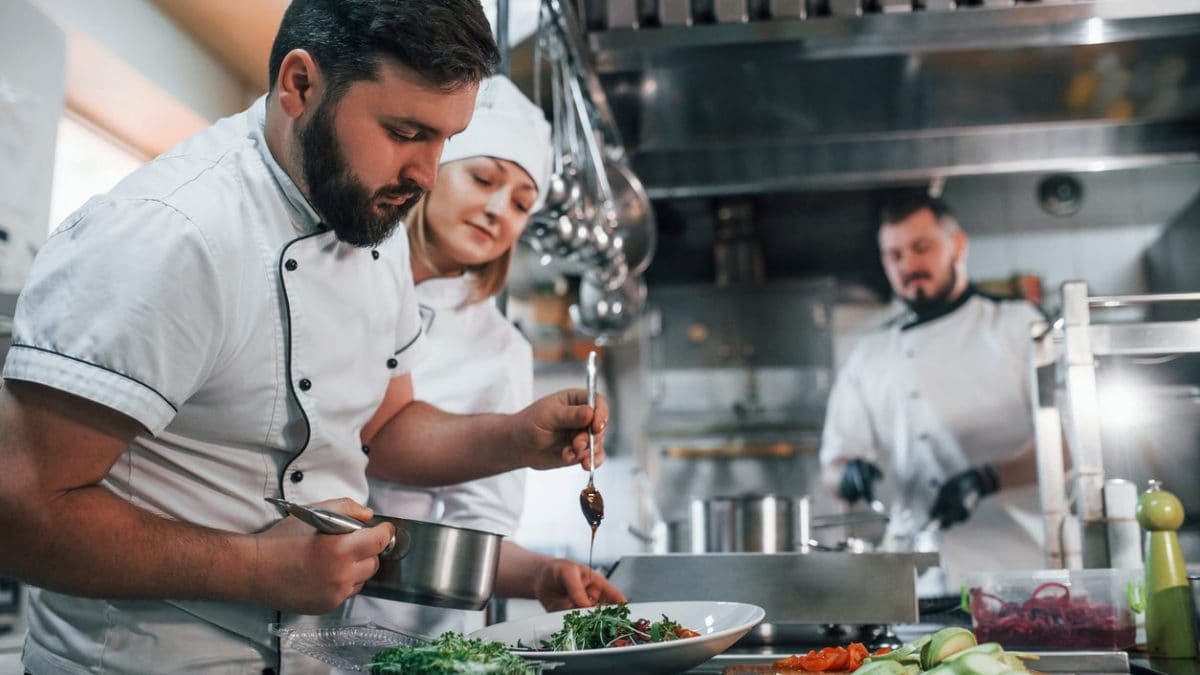 Aiuto cuoco, commis di cucina: cosa fa, mansioni, competenze ISTAT