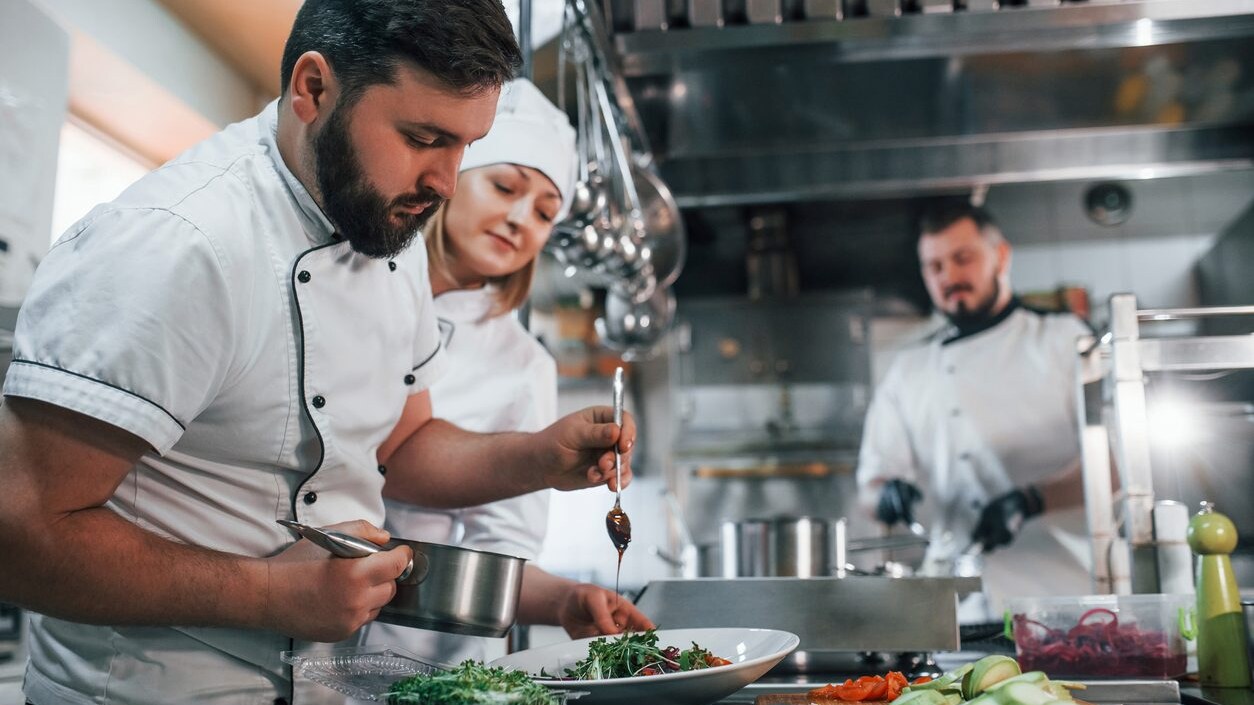 Aiuto cuoco, commis di cucina: cosa fa, mansioni, competenze ISTAT