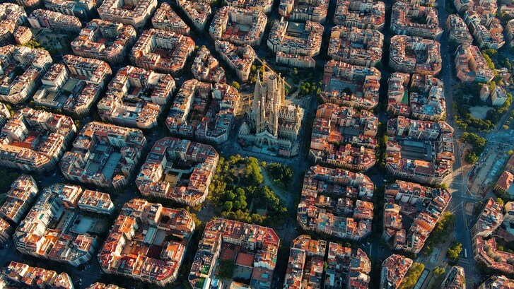 Stop agli affitti brevi a Barcellona dal 2028: perché e com’è la situazione in Italia?