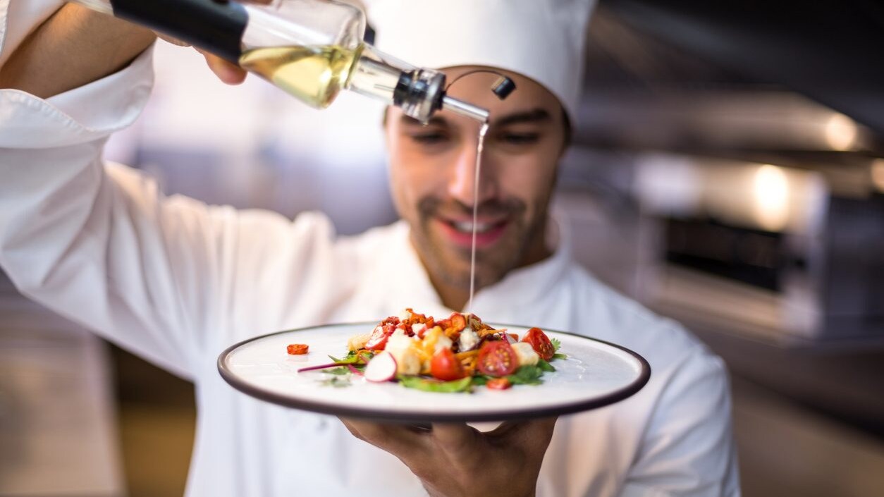 Come diventare chef: mansioni e competenze, la differenza con il cuoco
