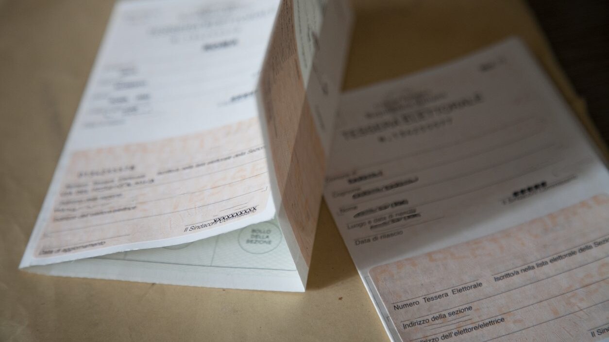 Tessera elettorale scaduta, smarrita o rovinata: come rinnovarla nelle principali città italiane