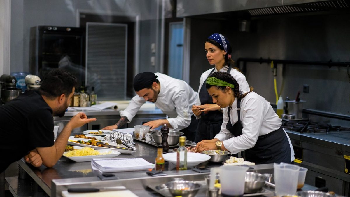 Quanto guadagna un aiuto cuoco nel 2024: lo stipendio aggiornato e come si diventa commis di cucina
