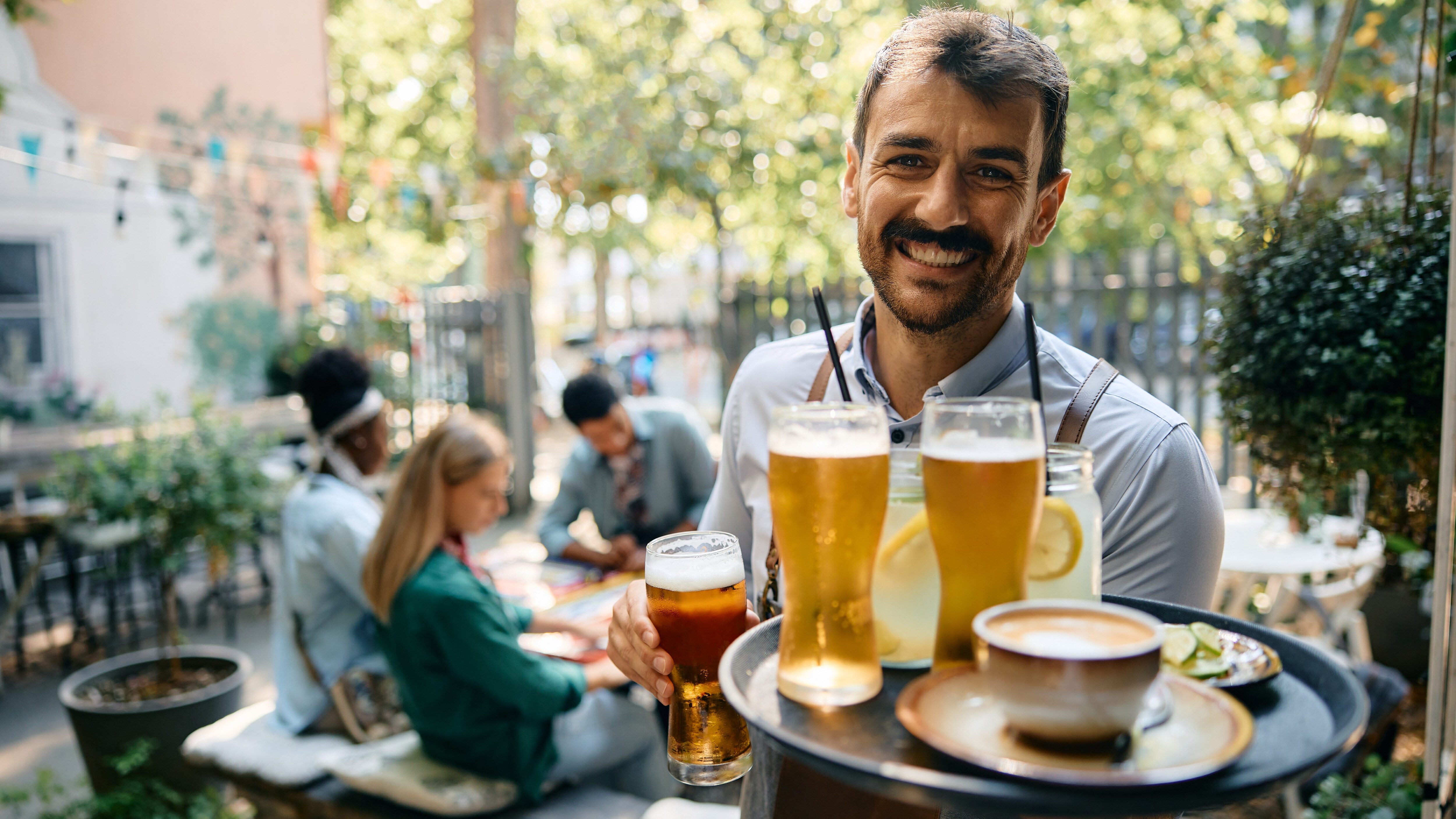 Quanto guadagna un cameriere: lo stipendio aggiornato in Italia nel 2024