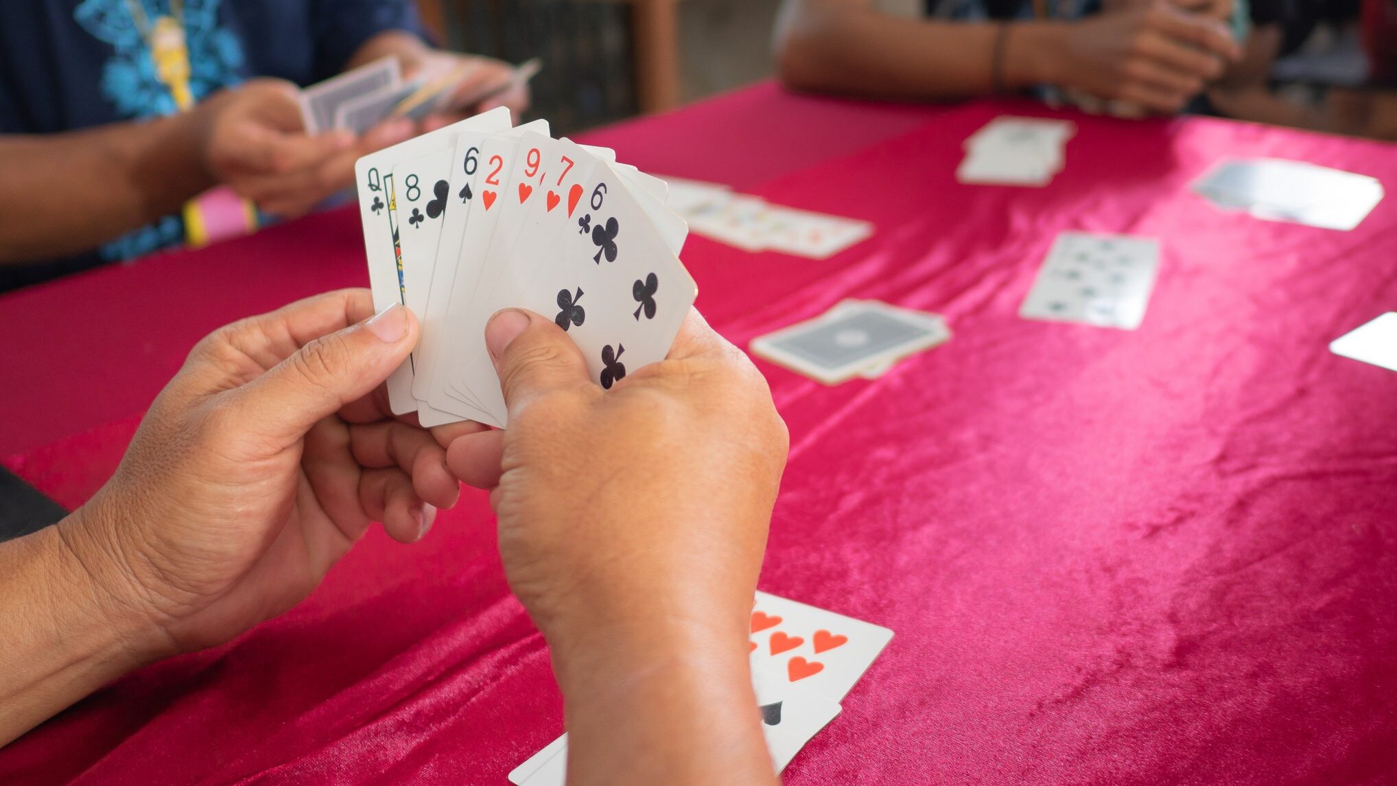 È illegale giocare a carte nei bar?