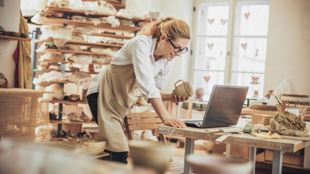 Come arrotondare lo stipendio con lavori da casa con pc: consigli e idee originali per guadagnare online