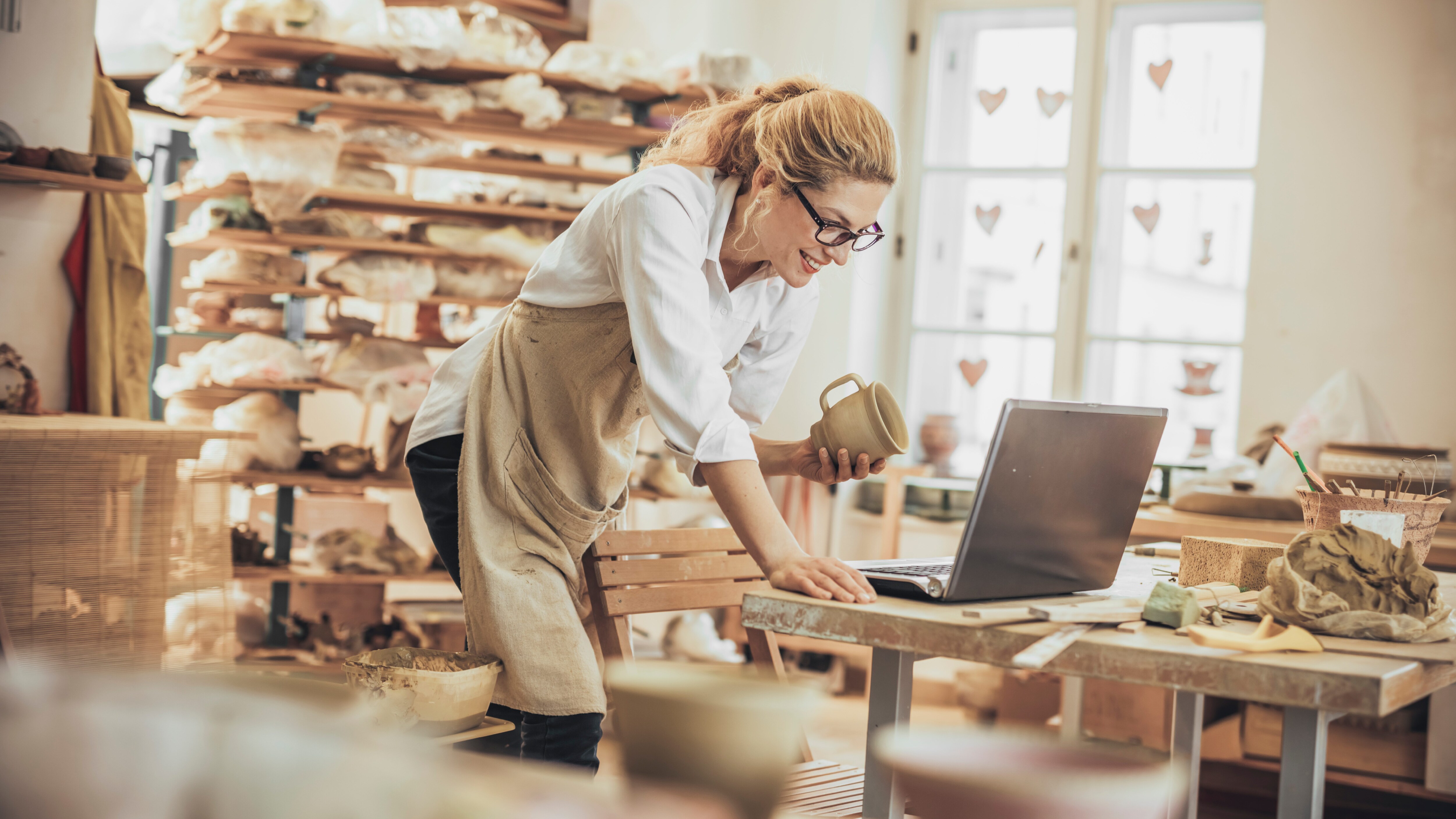 Come arrotondare lo stipendio con lavori da casa con pc: consigli e idee originali per guadagnare online