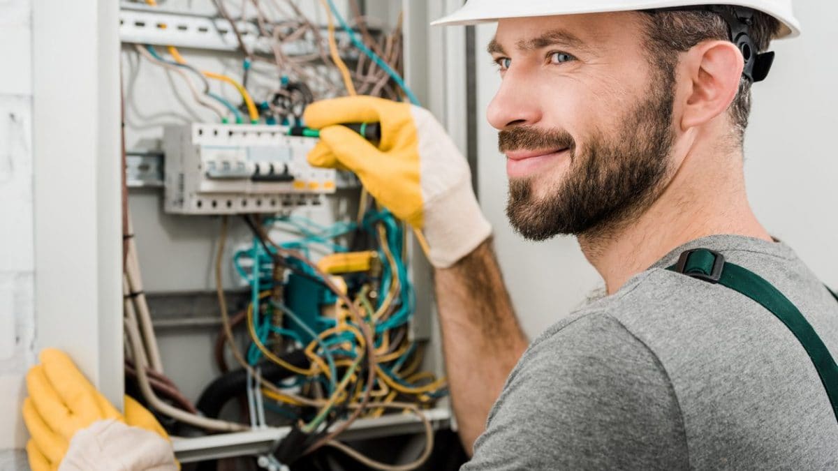Aumenti stipendio CCNL Elettrici in busta paga da ottobre 2024