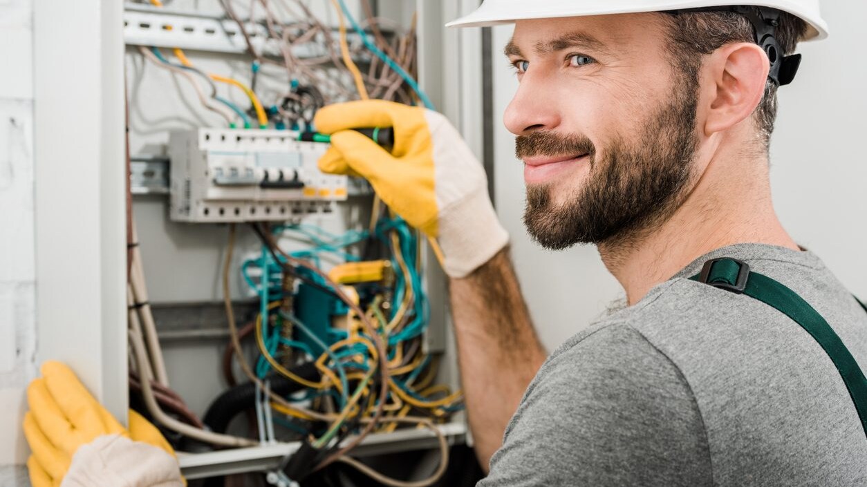 Aumenti stipendio CCNL Elettrici in busta paga da ottobre 2024