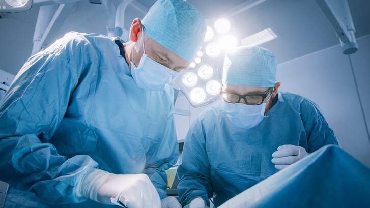 Danni e complicanze chirurgiche, il medico è responsabile della proposta dell’intervento più rischioso per la salute del paziente