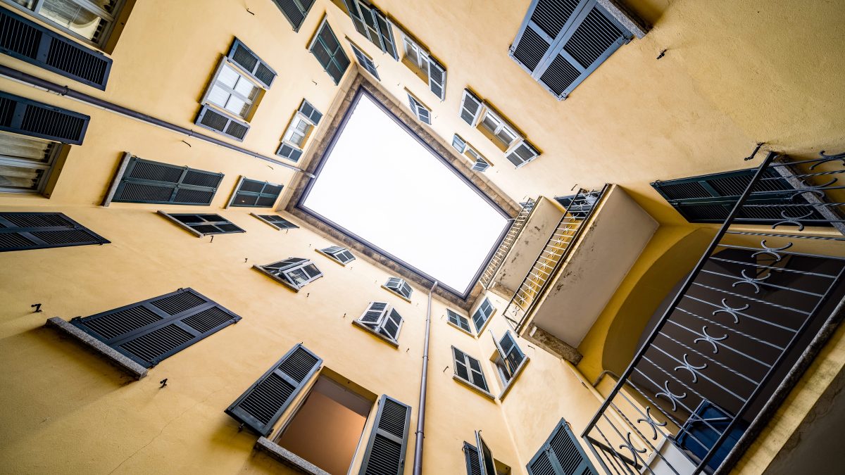 Usucapire un bene condominiale: è necessario il possesso pubblico