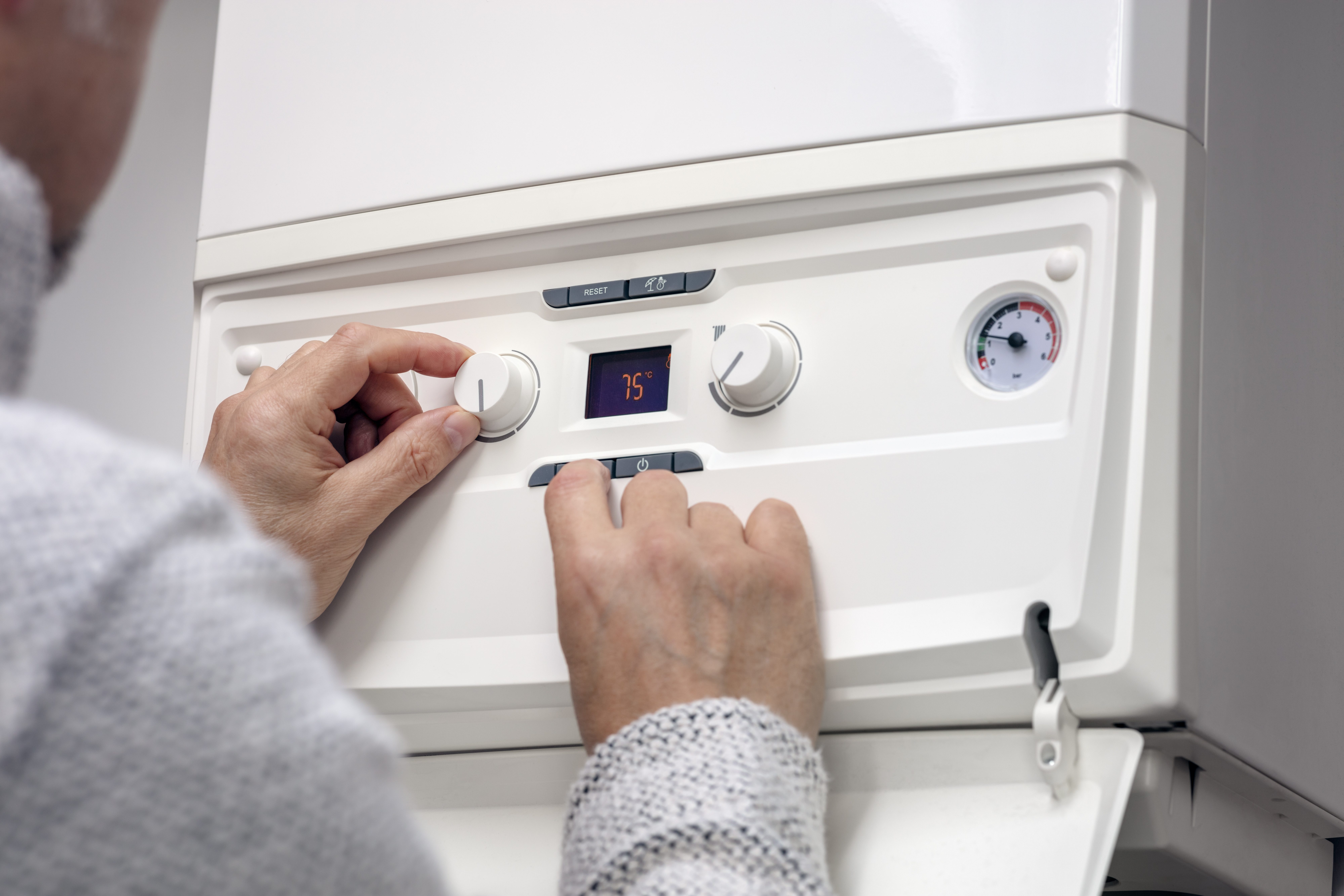 Riscaldamento e termosifoni: le regole su accensione e temperatura, le date del 2024 e le sanzioni